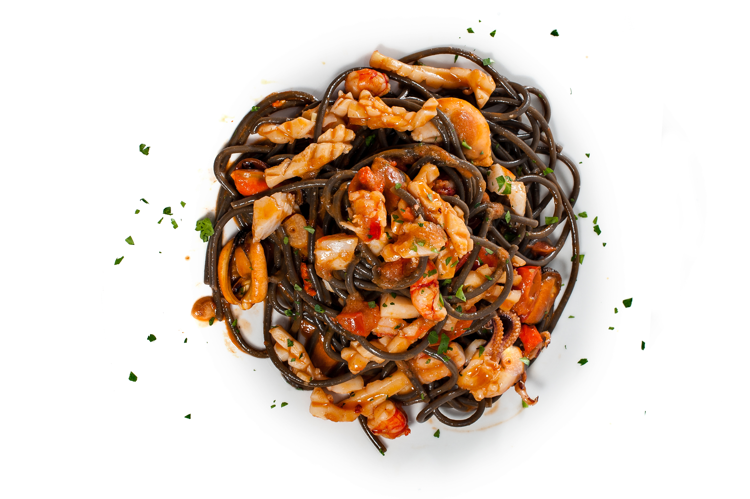 Spaghettis au noir de seiche avec petits calmars, moules, crevettes et tomates datterino confites
