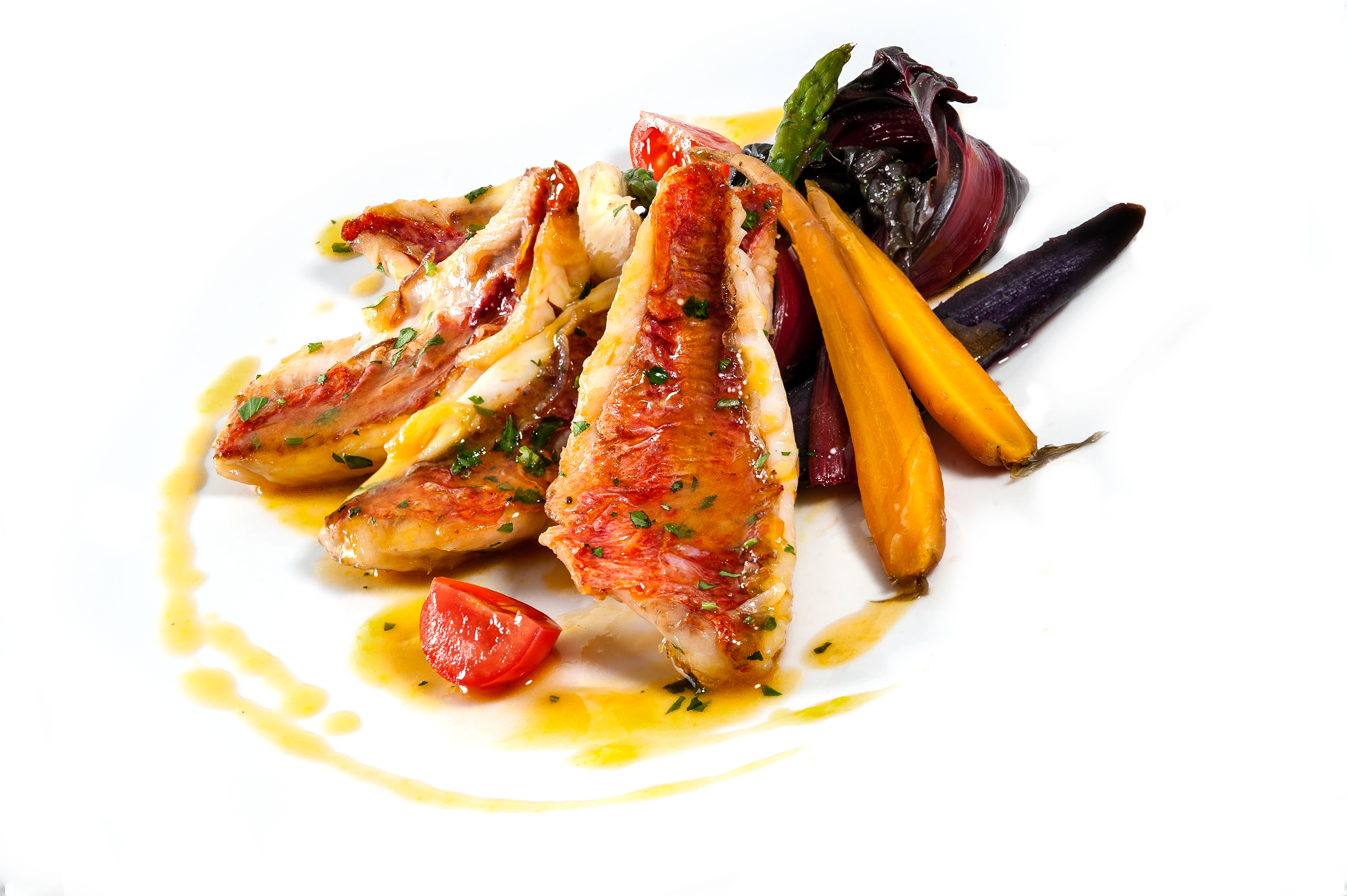 Le triglie sfilettate su verdurine baby rosolate e glassate sono un piatto di mare che si può mangiare al Ristorante La Scala di Cagliari. Scopri come prepararlo a casa tua.
